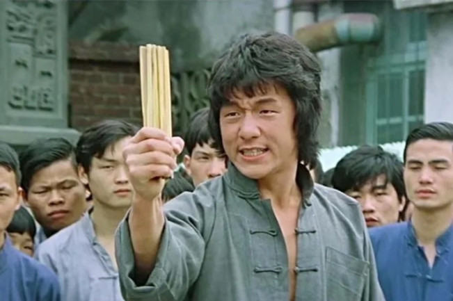 Ilustrasi aksi Jackie Chan di Film laga New Fist of Fury. [Int]